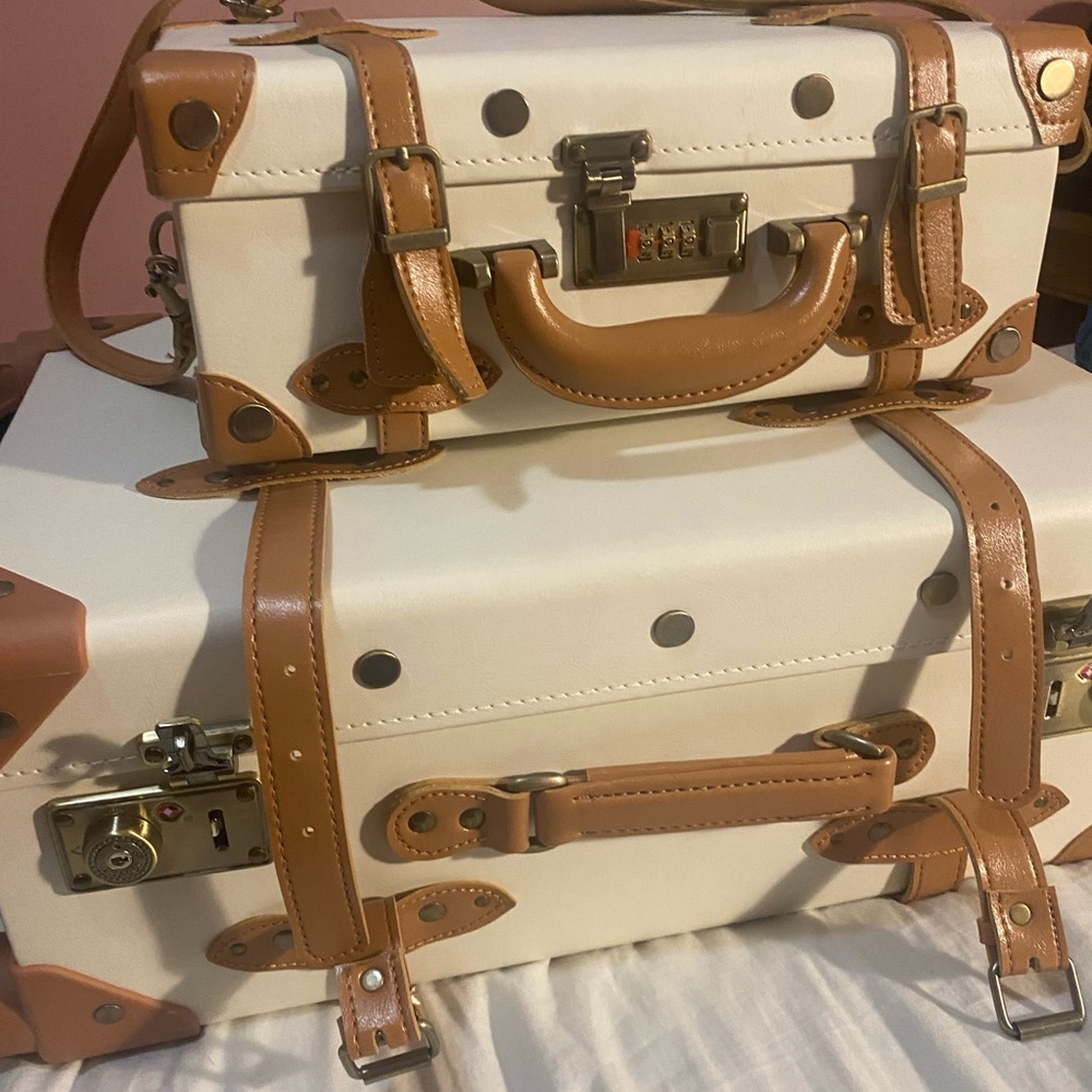 2 piece vintage suitcase set. Never used, brand new